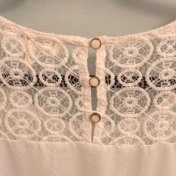 Sleeveless White top with beautiful lace detail - Picture 3 of 4